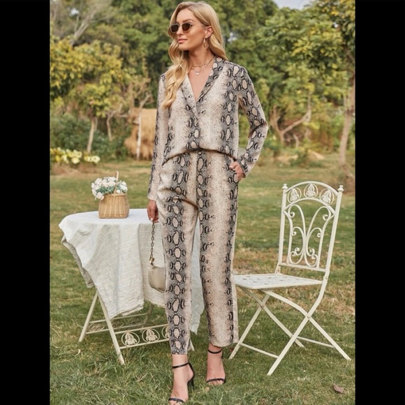 NWOT SNAKESKIN Coordinates - Picture 3 of 11